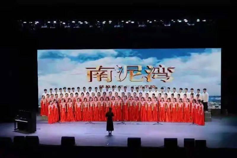 救援受困的小恐龙